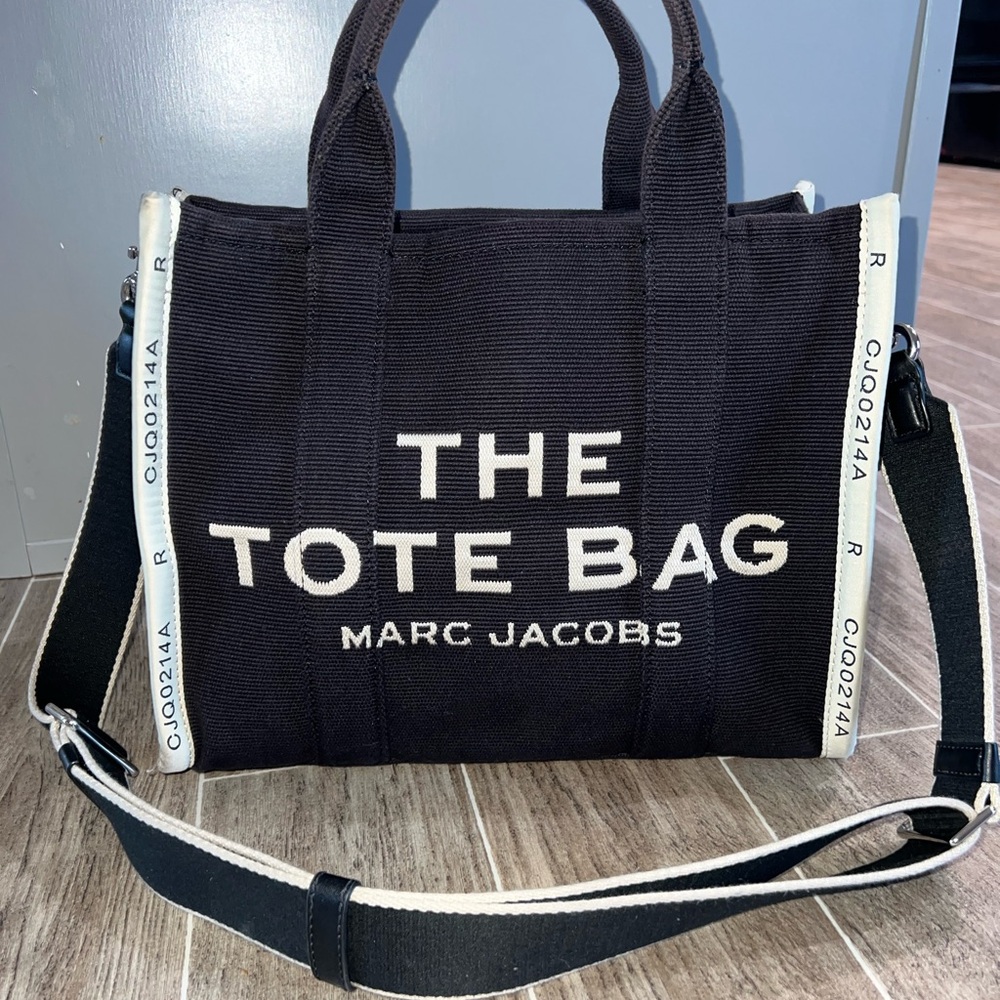 MARC JACOBS JACQUARD
SMALL TOTE BAG 🖤